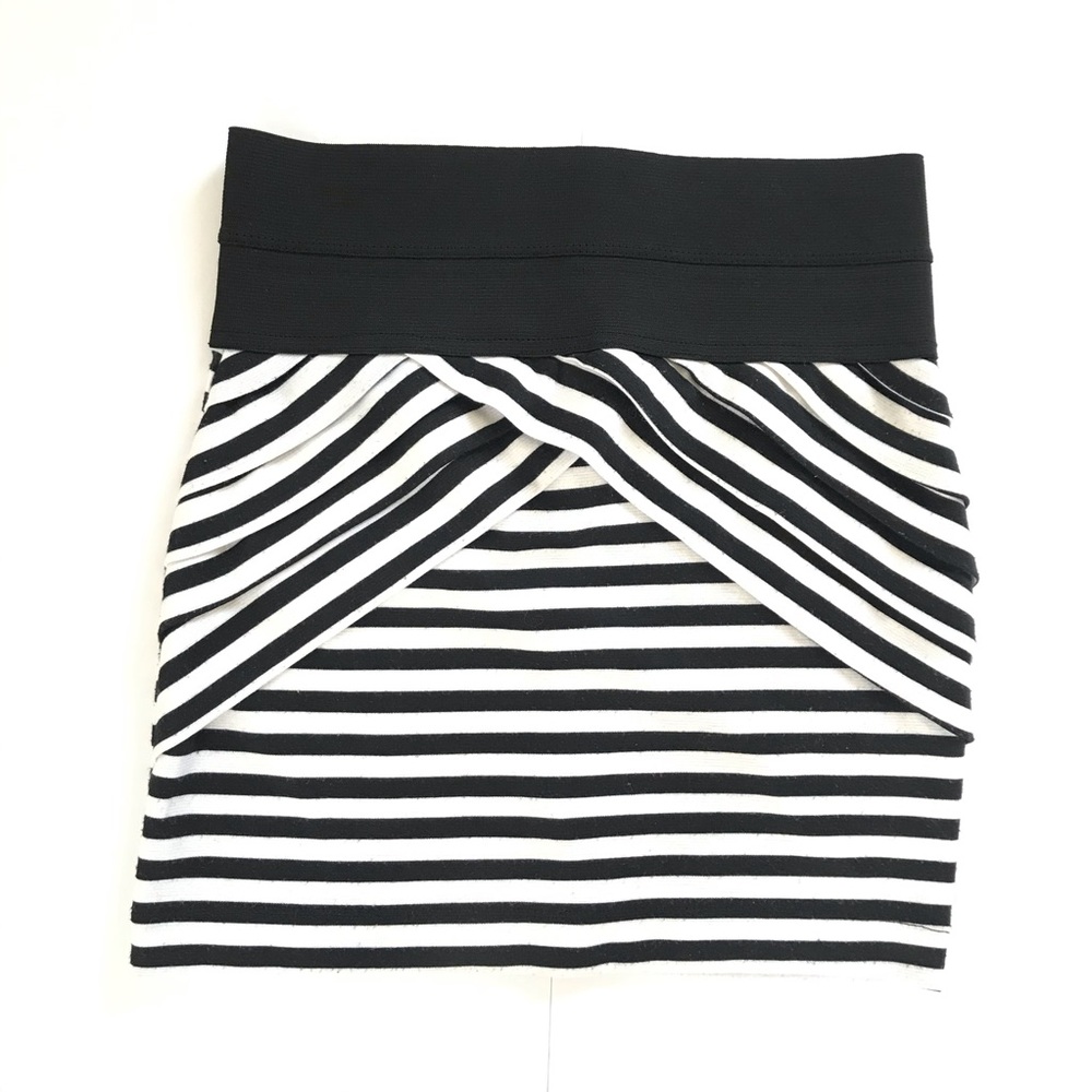 🌻WETSEAL B&W stripped mini skirt -size s🌻